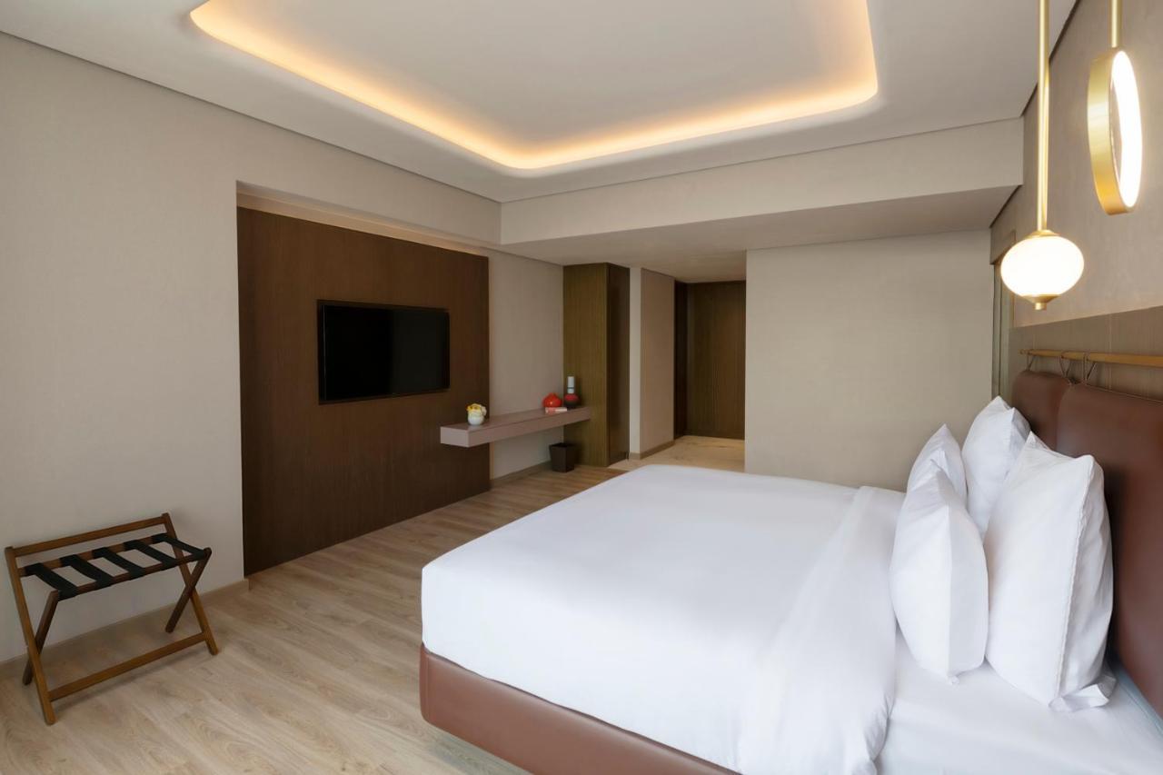Movenpick Jumeirah Village Triangle Дубай Экстерьер фото A bedroom at the hotel