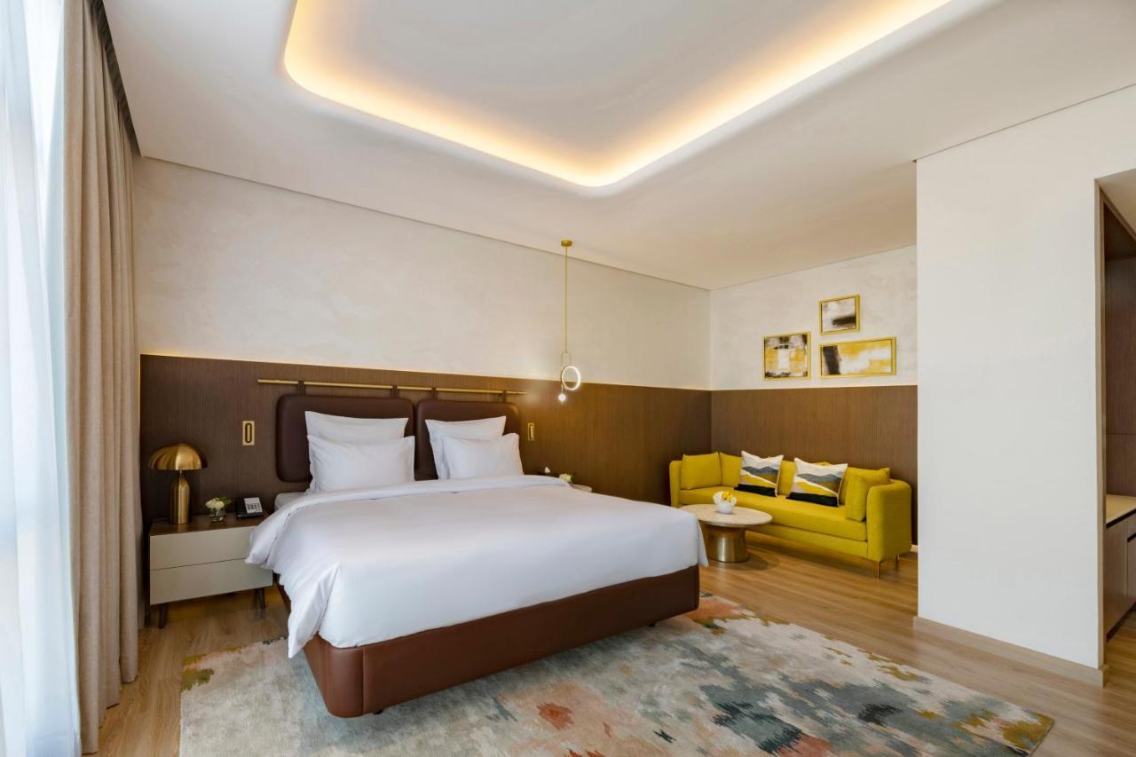 Movenpick Jumeirah Village Triangle Дубай Экстерьер фото A bedroom at the hotel